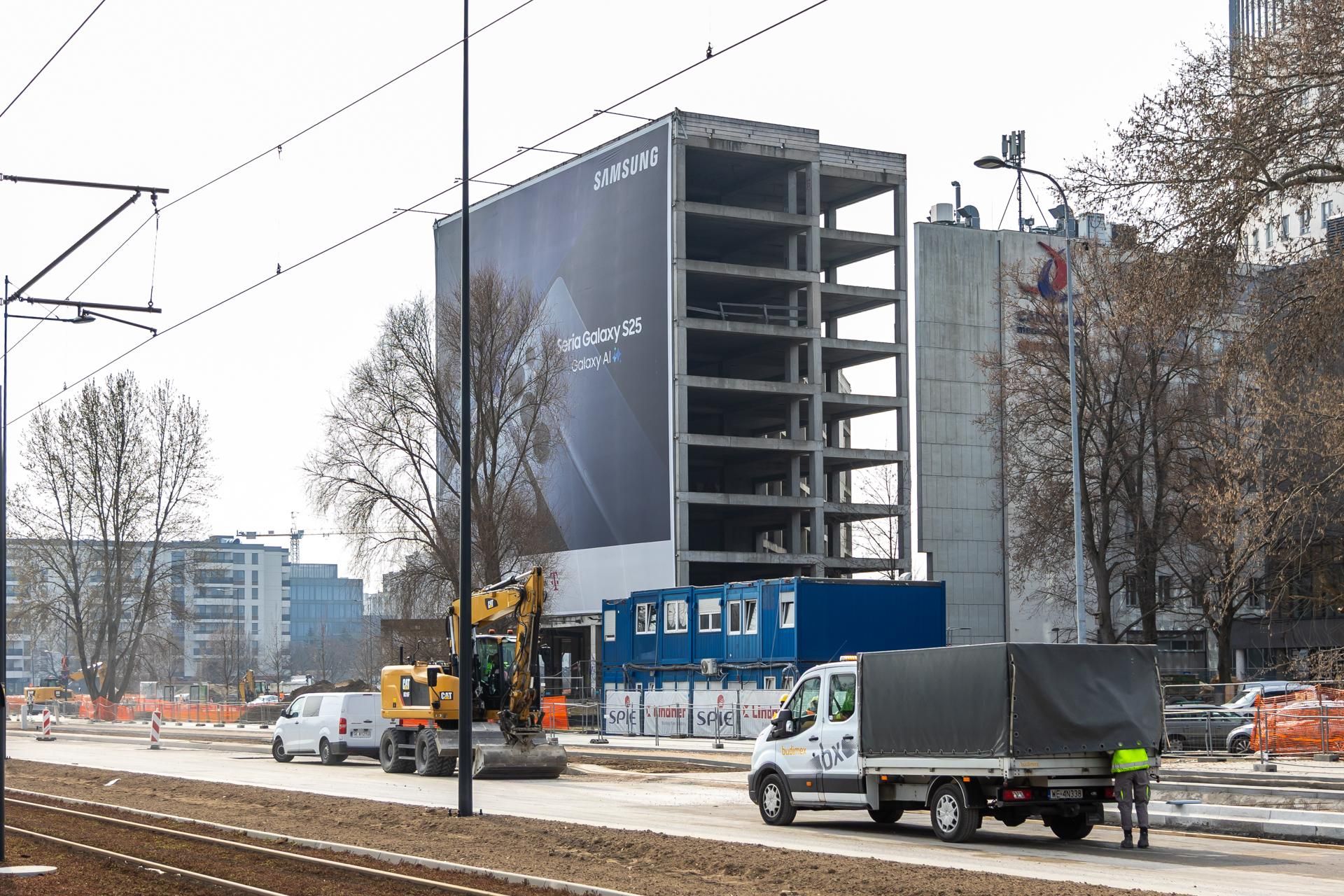Szkieletor na rogu ulic Sobieskiego i Sikorskiego w Warszawie