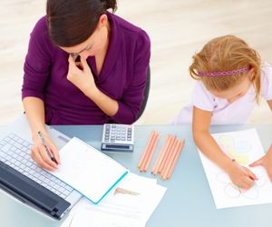 MAMA PRACUJĄCA zdalnie. ZOBACZ jakie zawody możesz wykonywać bez wychodzenia z domu