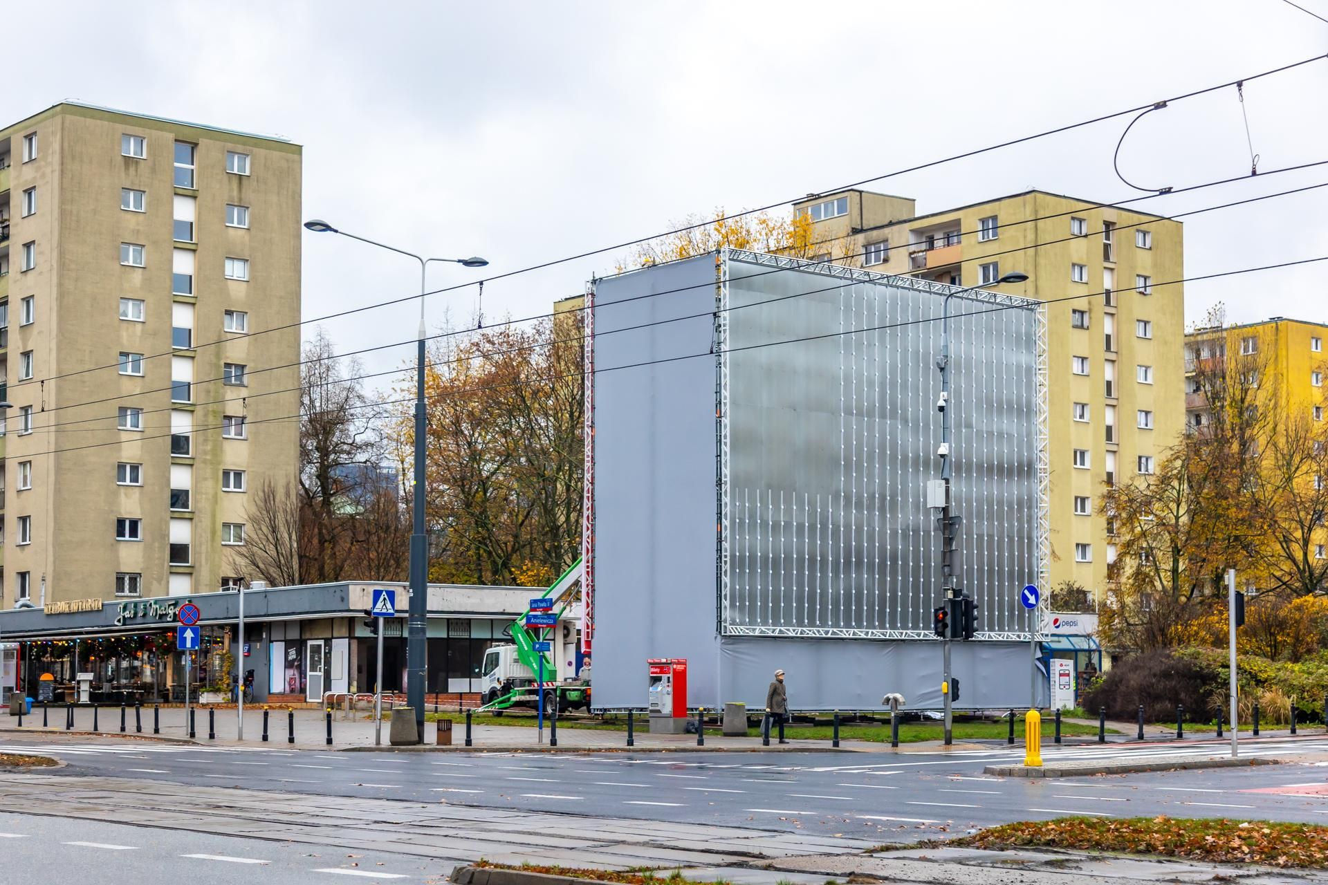 Stelaż reklamowy na rogu ul. Anielewicza i al. Jana Pawła II w Warszawie
