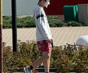 Niepokojący widok koło CH Toruń Plaza. Był w masce, a w rękach miał to