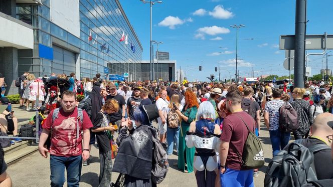 Pyrkon 2025. Tłumy uczestników przed MTP  