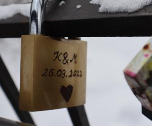 Takie kłódki wiszą na mostku miłości w Lublinie