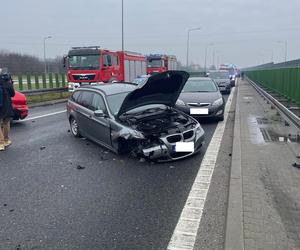 Karambol na trasie krajowej w Cedzynie koło Kielc! Zderzyło się 30 samochodów, są ranni!