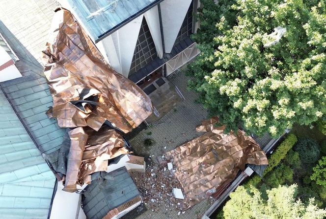 Burza zerwała dach kościoła w Brzesku! Chwile grozy podczas nabożeństwa