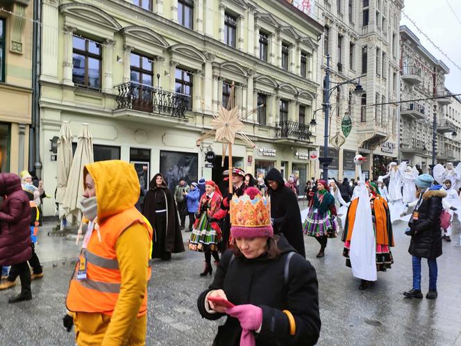 Kolorowy Orszak Trzech Króli w Łodzi. W centrum miasta pojawiło się mnóstwo osób [ZDJĘCIA]