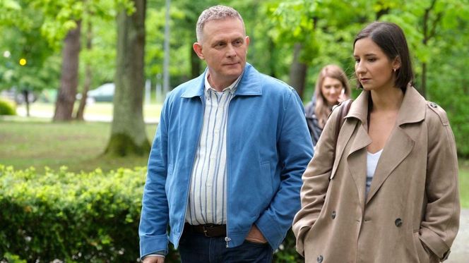 M jak miłość odc. 1886. Artur Rogowski (Robert Moskwa), Agnes (Amanda Mincewicz) Barbara (Teresa Lipowska), Franka (Dominika Kachlik), Kinga (Katarzyna Cichopek), Piotrek (Marcin Mroczek), Paweł (Rafał Mroczek), Marysia (Małgorzata Pieńkowska)