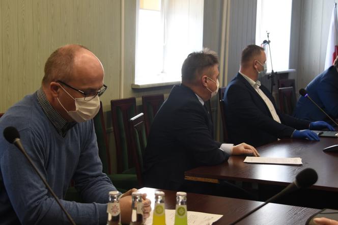 Sesja w czasie zarazy. Radni w maseczkach i rękawiczkach debatowali o... funduszu sołeckim!
