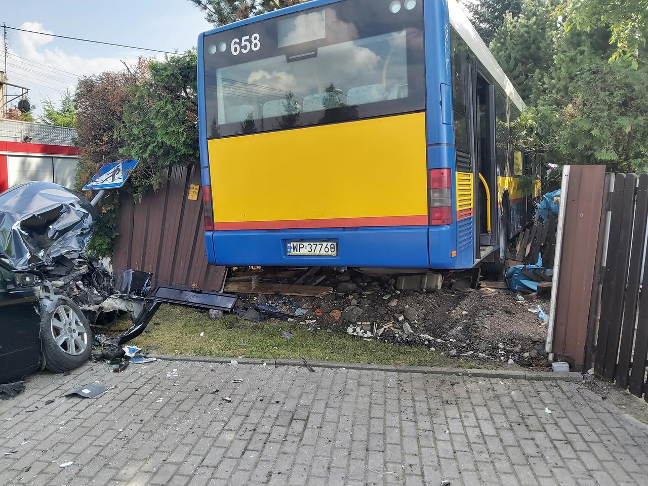 Dramatyczny wypadek pod Płockiem! Autobus miejski wjechał w płot domu! 9 osób w szpitalu!