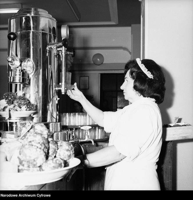 Fast food w PRL: bułka z pieczarkami i kiełbaska z wody