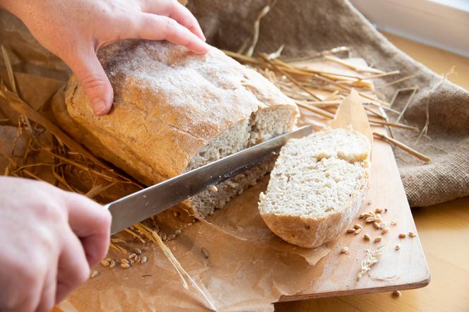 15 znakomitych przepisów na DOMOWE PIECZYWO. Wykorzystaj zapasy i samodzielnie upiecz chleb i bułki
