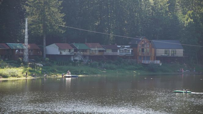To najpiękniejsze jezioro na Dolnym Śląsku. Otoczone jest wzgórzami i lasami