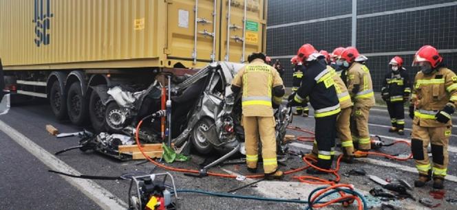 Makabryzny wypadek w Kielcach! Osobówka zmiażdżona przez ciężarówkę! "Myślałem, że z auta wyciągniemy ludzką papkę"!