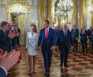 Marta Nawrocka cała na biało na Zamku Królewskim. Ale to buty zwracają uwagę! [ZDJĘCIA]