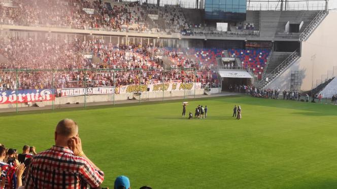 Tak kibice przywitali Łukasza Podolskiego w Górniku Zabrze. Szaleństwo na stadionie [ZDJĘCIA]