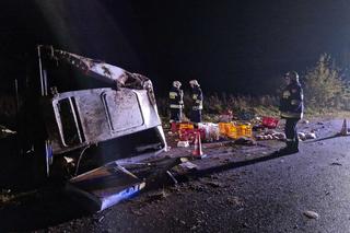 Smyków. Kierowca dostawczego mercedesa wylądował w rowie i dachował