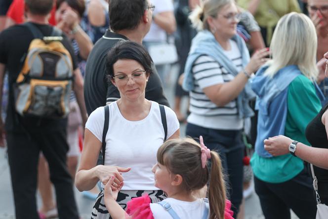 Potańcówka przed teatrem w Katowicach