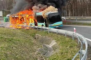 Autobus miejski zapalił się na autostradzie A4. W środku byli pasażerowie