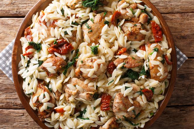 Makaron ORZO z kurczakiem: danie jednogarnkowe w 30 minut