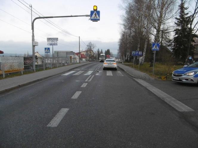 Tuchów. Samochód potrącił pieszego na przejściu. Złamany kręgosłup, miednica i uraz głowy