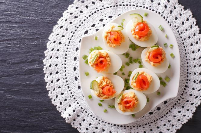 Jajka faszerowane z łososiem: przepis prosty i efektowny