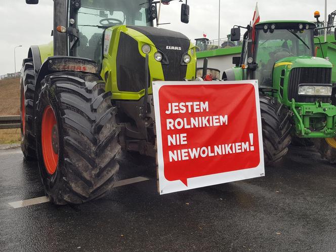 Lekceważenie władzy jest absolutne - skarżą się rolnicy protestujący na S5 koło Leszna. To jeden z większych protestów w kraju 