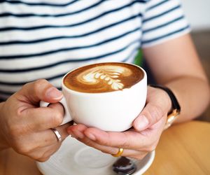 Trzy rodzaje kawy redukują ryzyko śmierci. Koniecznie zwróć uwagę na ilość mleka i cukru