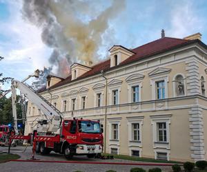 Płonie barokowy pałac w Konarzewie pod Poznaniem! Na miejscu ponad 30 jednostek straży pożarnej [ZDJĘCIA]