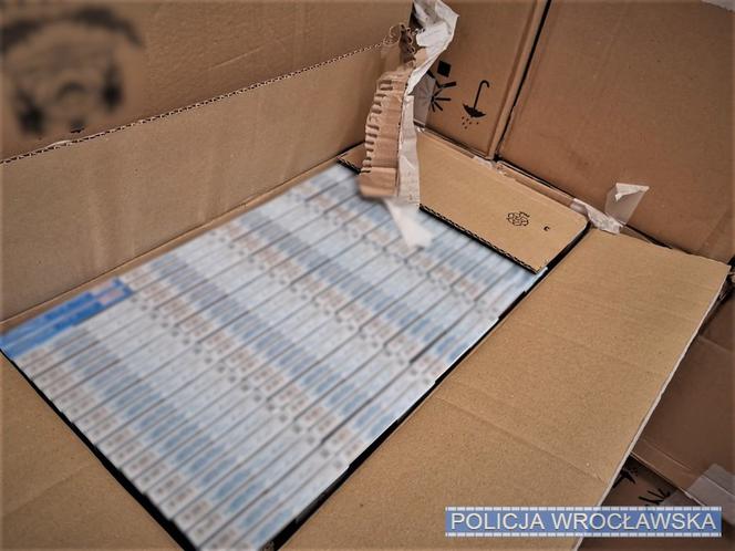 Pijany kierowca wiózł prawie pół miliona nielegalnych papierosów