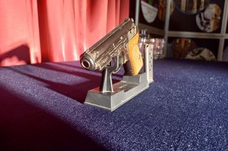 Z takiej strzelał James Bond. Cenny podarunek od policji w Lesznie dla Muzuem Okręgowego