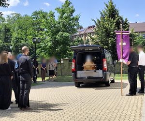 Kolorowe kwiaty i morze łez na pogrzebie Katarzyny z Raby Wyżnej. Zazdrosny mąż zabił ją 10 metrów od domu