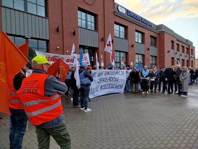 Pracownicy Zakładu Linii Kolejowych pikietowali w Siedlcach! Poparli ich siedleccy radni