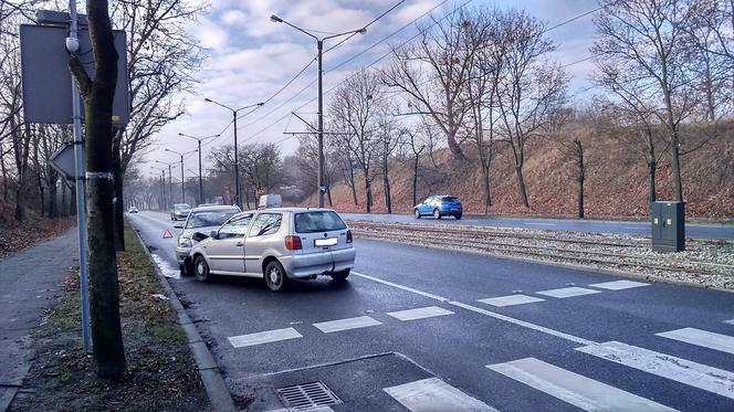 Śliska nawierzchnia daje się we znaki kierowcom - wypadek na Lubickiej