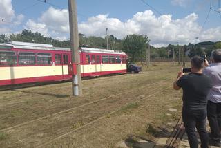 Tramwaj uderzył w samochód - piknik w MZK. 