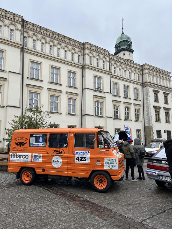 WOŚP 2024 w Krakowie. Zlot samochodów Złombol na Placu Wolnica przyciągnął tłumy fanów aut rodem z PRL-u