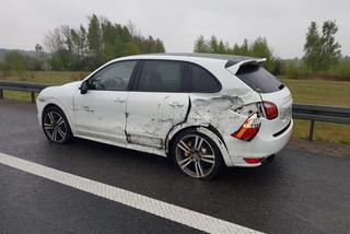 Kolizja na tarnowskim odcinku autostrady. Porsche nie dało rady ciężarówce