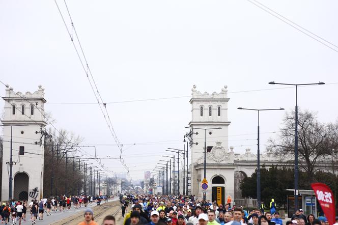 Bieg na Piątkę 2024, Warszawa - zdjęcia. Biegłeś? Szukaj się w galerii!