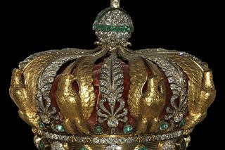 Te klejnoty ukradziono z Luwru! Koronę wyrzucili i uciekli na mopedach