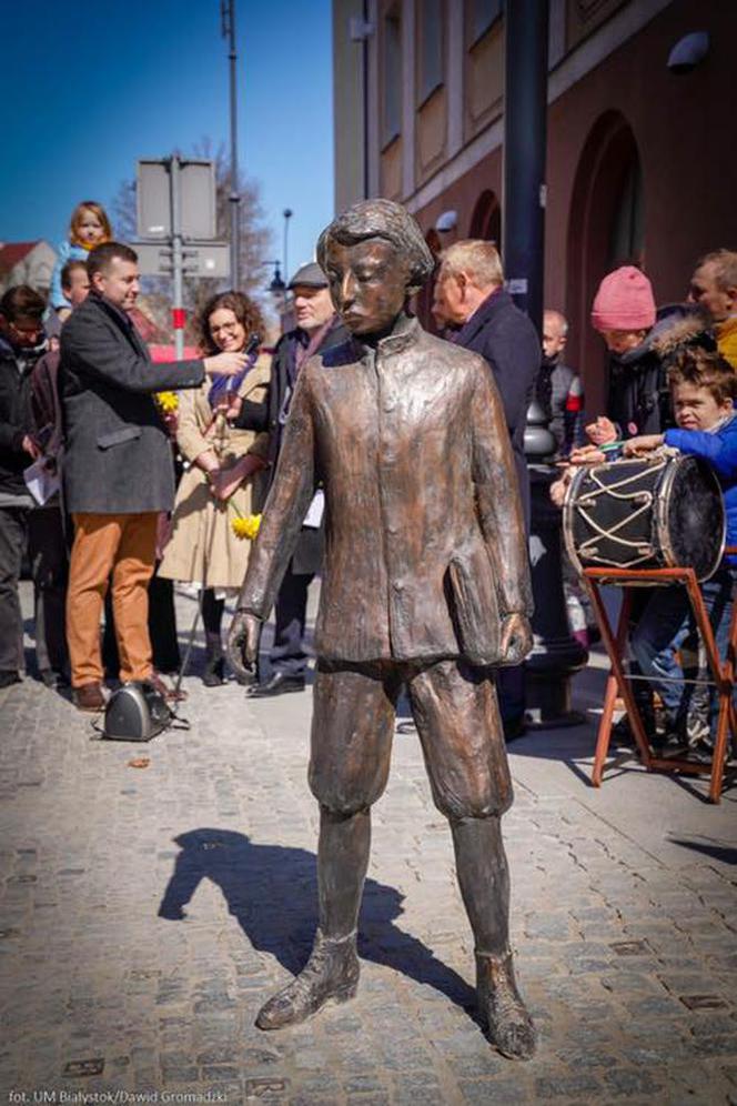 Pomnik młodego Ludwika Zamenhofa stanął przy Rynku Kościuszki w Białymstoku [ZDJĘCIA]