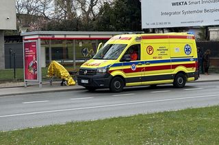 Dramat w Warszawie. Na przystanku znaleziono ciało. Przechodnie myśleli, że mężczyzna śpi?