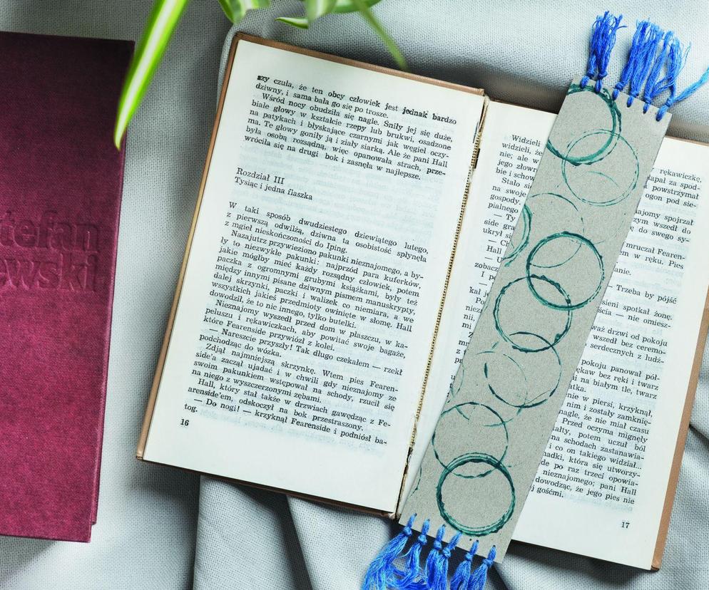 DIY: ozdobiona stemplami zakładka do książki – dobre ćwiczenia