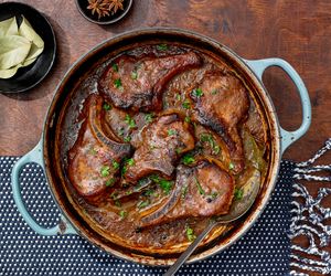 Schabowe z kością duszone w sosie cebulowym: najlepszy przepis na rodzinny obiad