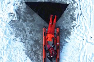 Jak wydostać się spod załamanego lodu? Pokaz autoratownictwa na lodzie na jeziorze Głębokim w Szczecinie