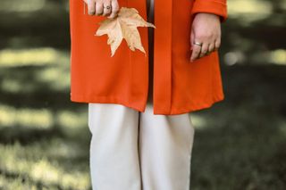 Jesienna garderoba minimalistki. Co warto mieć w szafie, by wyglądać stylowo?