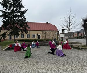 Rzeźby Szewczyków nową atrakcją Kazimierza Biskupiego