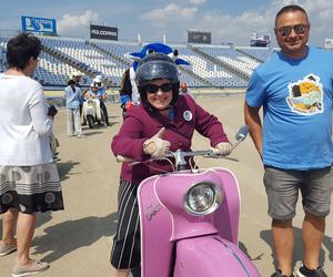 Osy kręciły kółka na stadionie żużlowym w Lesznie. Ogólnopolski zlot skuterów Osa Osieczna-Leszno 