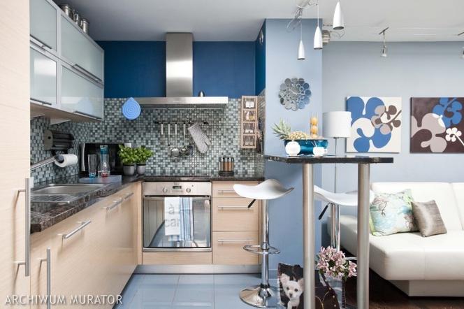 Niebieski kolor w kuchni - niebieska kuchnia otwarta na pokój