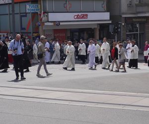 Boże Ciało 2025. Tysiące osób uczestniczyło w olsztyńskich procesjach