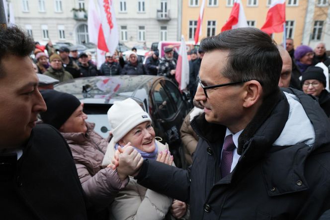 Mateusz Morawiecki pojawił się w budynku prokuratury w Warszawie. Ma usłyszeć zarzuty ws. wyborów korespondencyjnych z 2020 roku