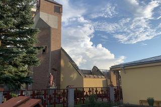 Tęcza nad spalonym kościołem. W oknach zachowały się witraże z Jezusem