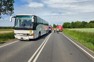 Jechali na wycieczkę. Wypadek niedaleko Krotoszyna z udziałem autokaru z uczniami z pow. rawickiego